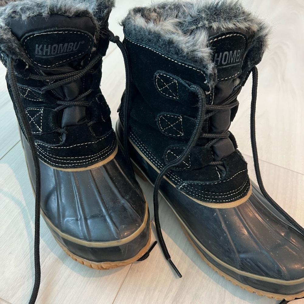 Khombu Black Winter Boots with Faux Fur